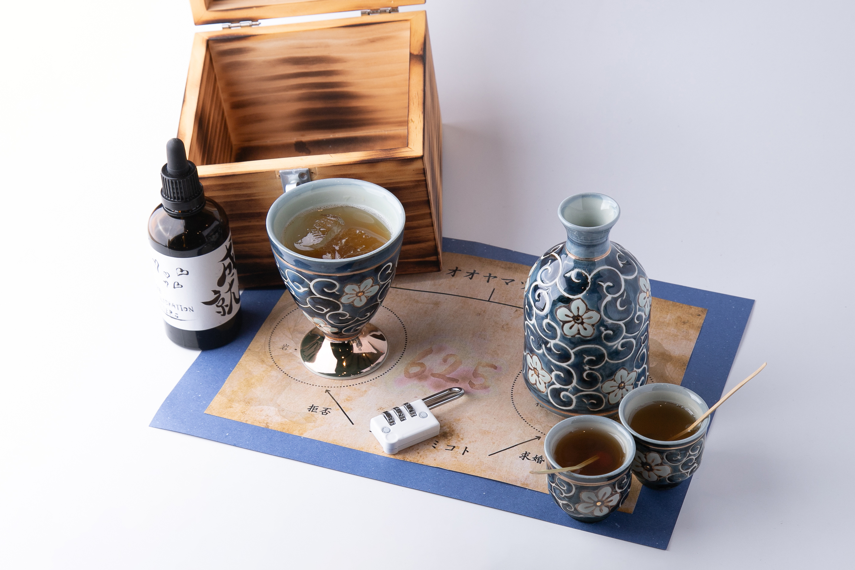 「Distillery Water Dragon’s Moon Shine」カクテル：『花時(Hanadoki)』「Little K」カクテル：『常磐(Tokiwa)』